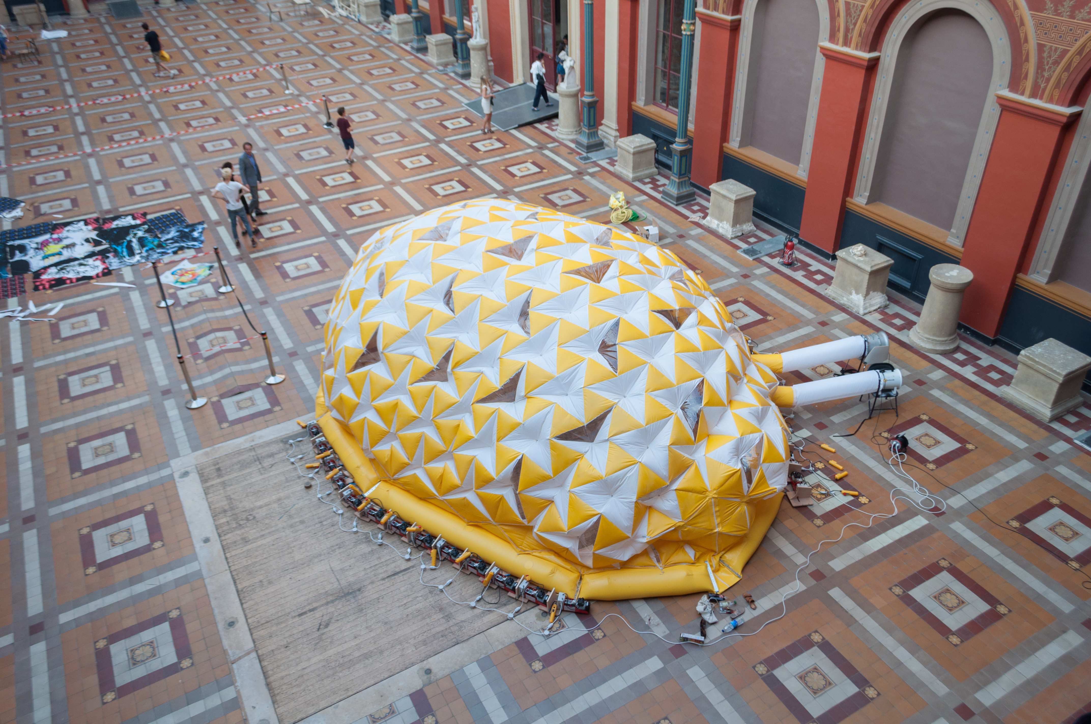 Vue aérienne de l'installation artistique gonflable Diodon aux Beaux-Arts de Paris en 2017